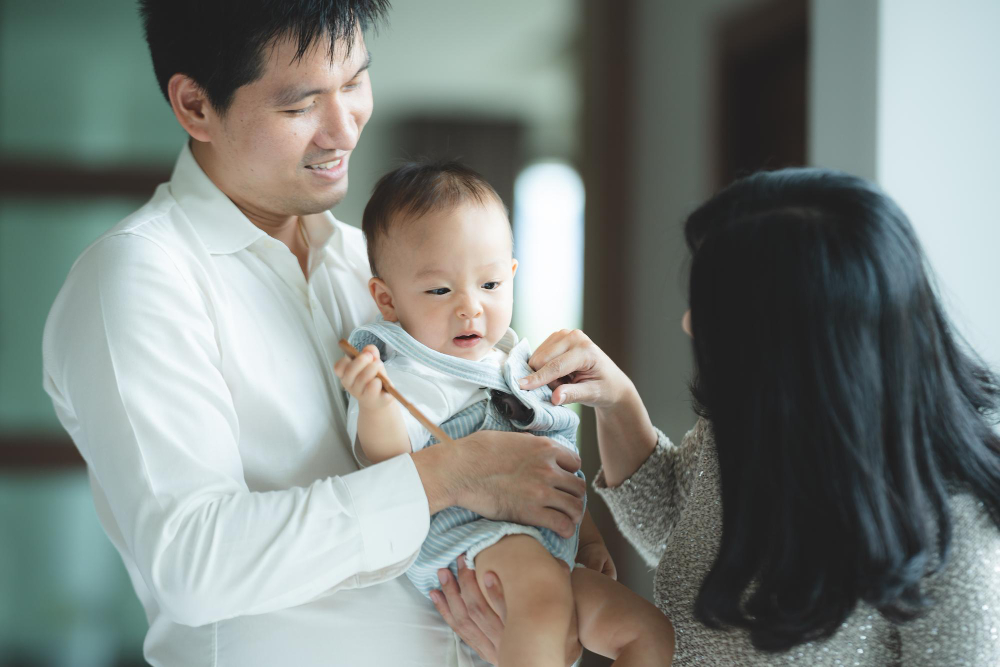 พ่อแม่กับลูกน้อยกำลังมีความสุขในบ้าน